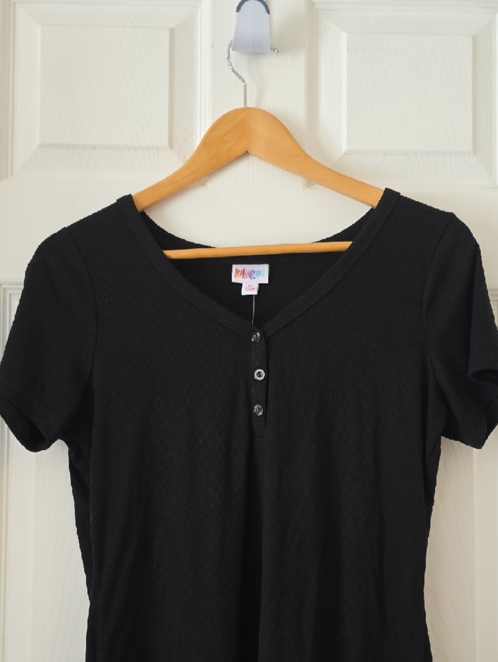 LuLaRoe Bailey Black V-Neck Short Sleeve Tee Medium New - Picture 4 of 11